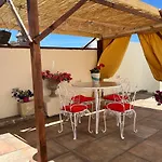 Square Townhouse, Rooftop & 3 Bathrooms