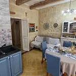 Square Townhouse, Rooftop & 3 Bathrooms * Birgu