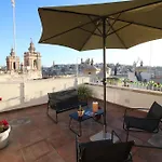 Square Townhouse, Rooftop & 3 Bathrooms *