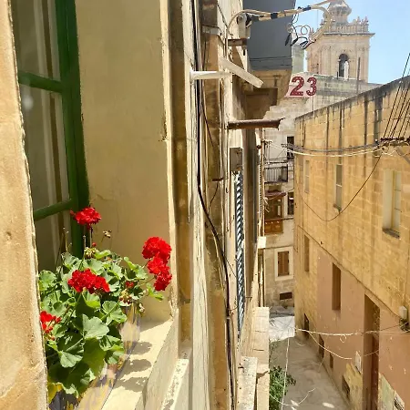 Square Townhouse, Rooftop & 3 Bathrooms Birgu