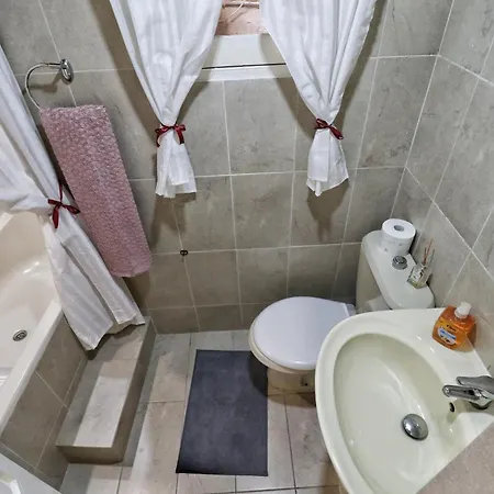 Square Townhouse, Rooftop & 3 Bathrooms *