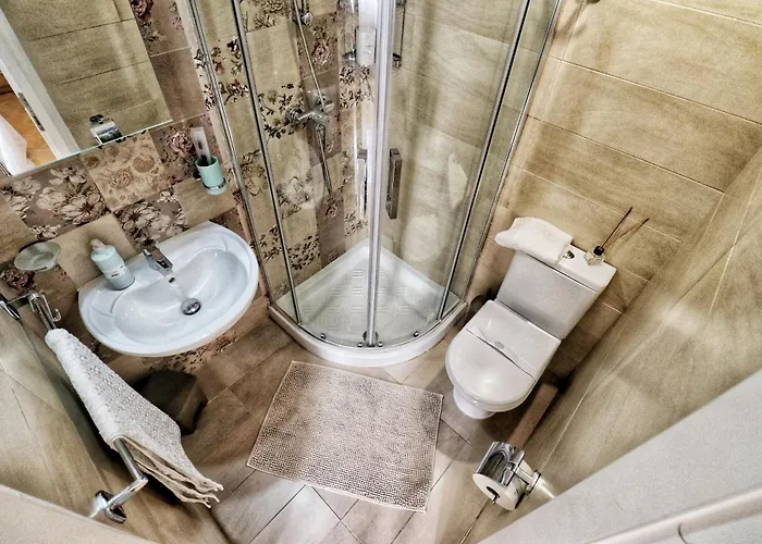 Square Townhouse, Rooftop & 3 Bathrooms *