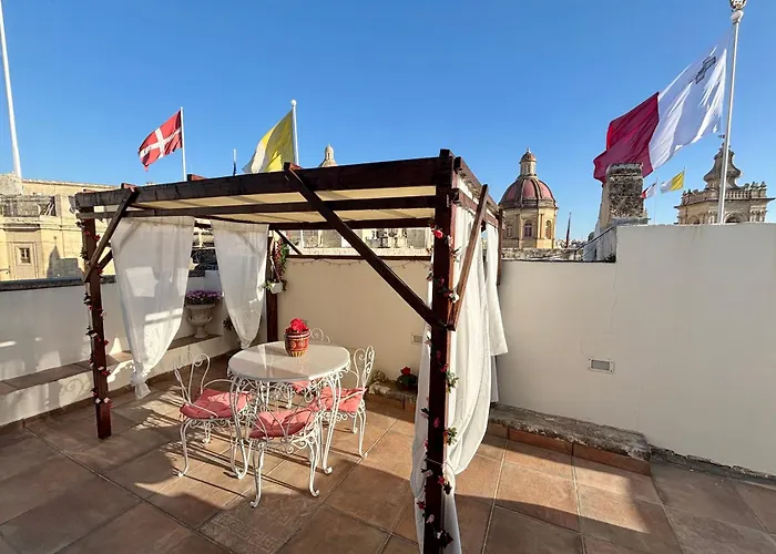 Square Townhouse, Rooftop & 3 Bathrooms *