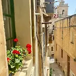 Square Townhouse, Rooftop & 3 Bathrooms Vittoriosa