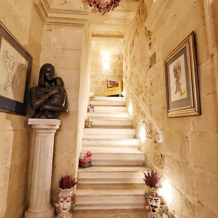 Square Townhouse, Rooftop & 3 Bathrooms Feriehus Birgu