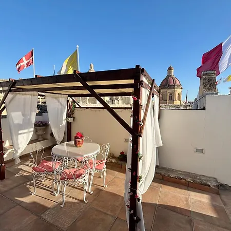 Square Townhouse, Rooftop & 3 Bathrooms *