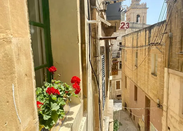 Square Townhouse, Rooftop & 3 Bathrooms בירגו