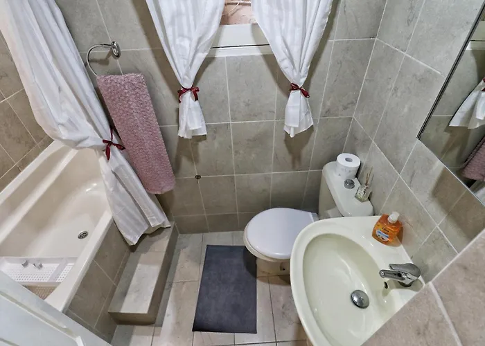 Square Townhouse, Rooftop & 3 Bathrooms *