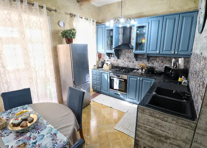 Square Townhouse, Rooftop & 3 Bathrooms * בירגו