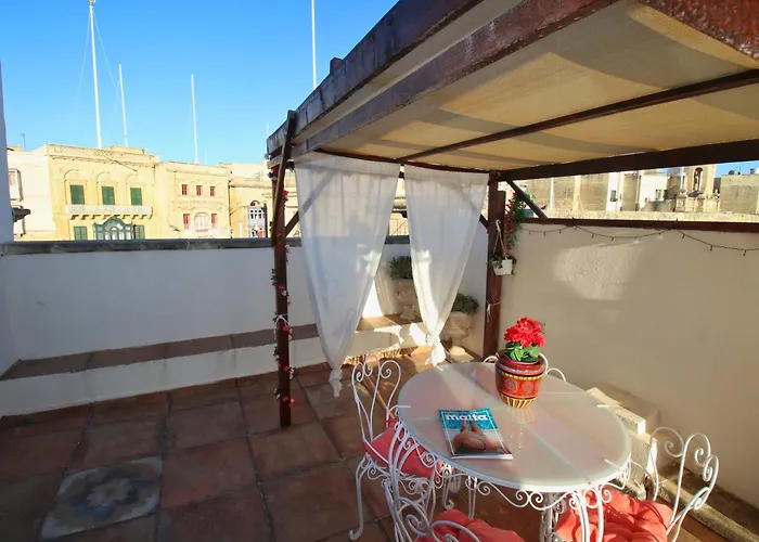 Square Townhouse, Rooftop & 3 Bathrooms בית נופש