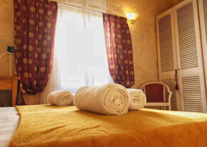 Square Townhouse, Rooftop & 3 Bathrooms בית נופש בירגו